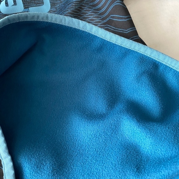 Under Armour Youth Black/Blue Wave Line Design Athletic Pullover Hoodie Size YXL - Picture 11 of 13